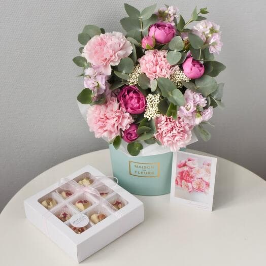 Gift set: Tiffany with a bush rose, Belgian chocolate and postcard | Bouquet 54 Bottega Dei Fiori