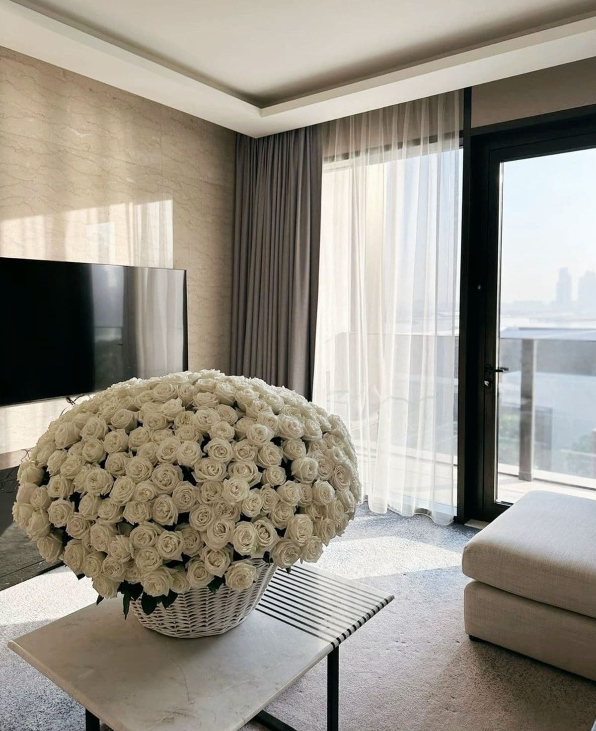 101 White Roses Luxurious