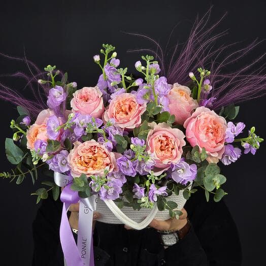 The composition "Garden Dream 💜" in a knitted handbag with pionoid roses