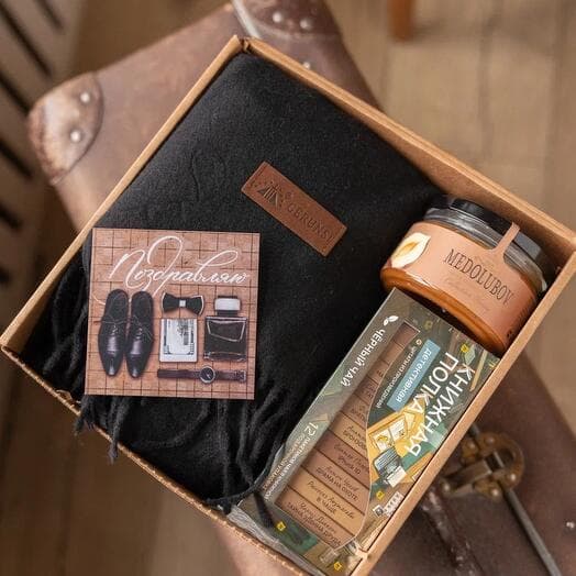 Gift set with a scarf, original tea and honey