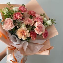 Festive floral composition 🎉0