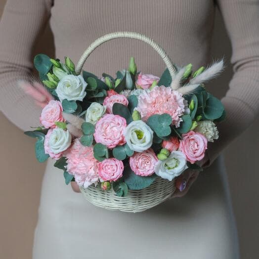 Корзина с кустовыми розами и эустомой. Корзина 216 Flowering Palm
