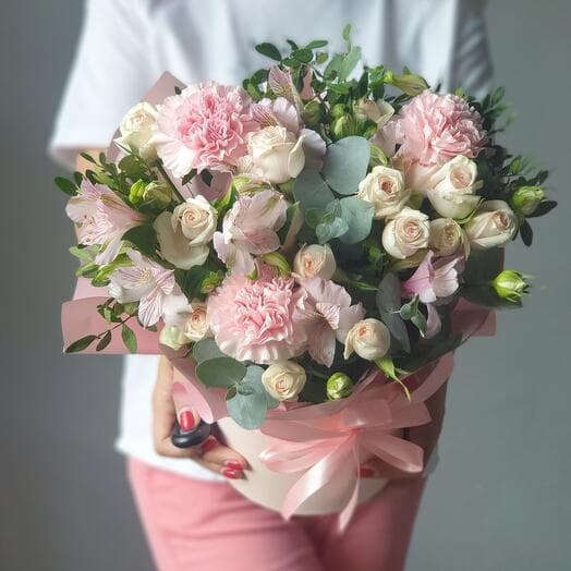 N 87. A hat box with dianthus and a bush rose