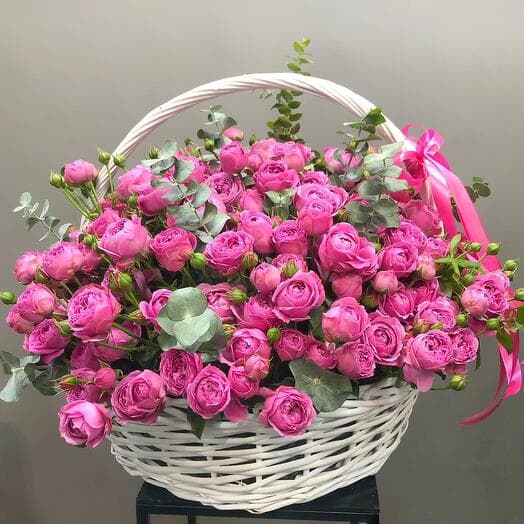 Корзина с пионовидными розами Мисти Баблс