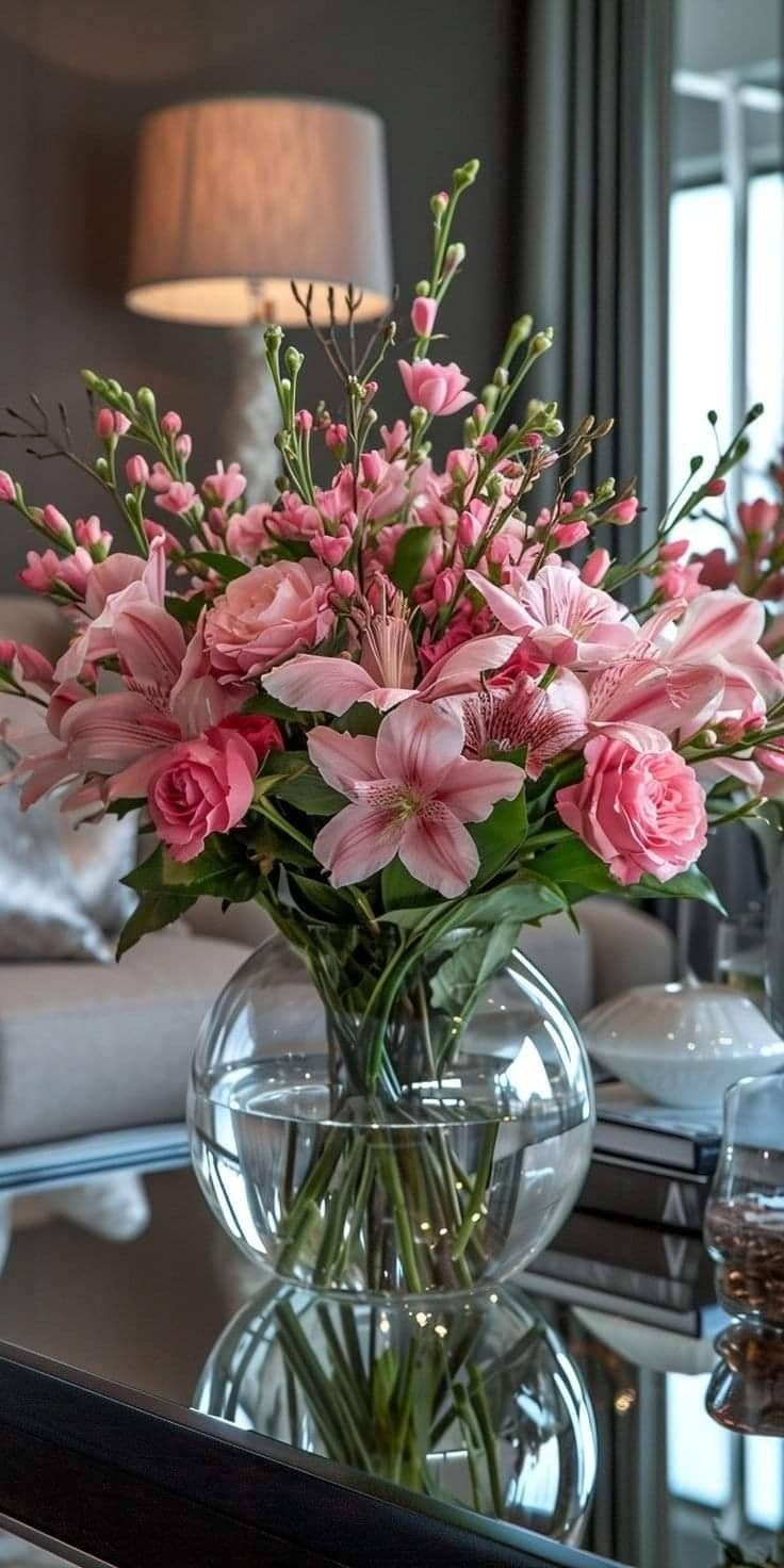 Яркая композиция из цветов 🌷