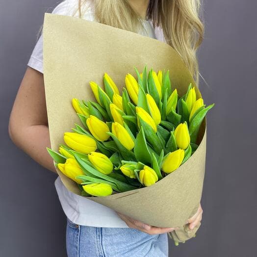 Bouquet of 25 tulips in craft