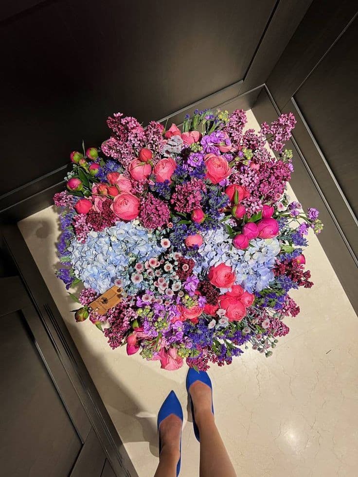 Праздничная композиция из цветов 🎉