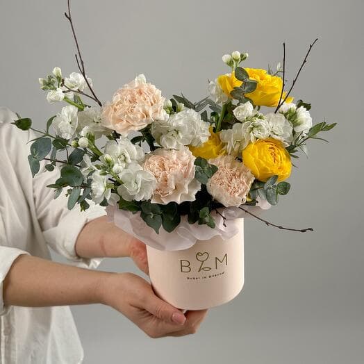 Composition with a garden rose and a fragrant mattio. Bouquet 473. Pionovid roses