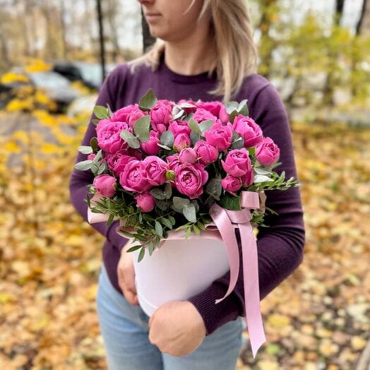 Коробка с пионовидными розами и эвкалиптом