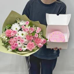 Свежий букет и Бенто торт в подарок девушке на день рождения (хризантемы, диантусы, кустовые розы, альстромерия)0