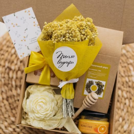 Birthday gift set with dried flowers, honey, tea and candle