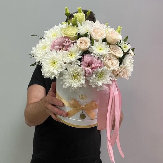 Eustoma, bush roses and chrysanthemum in a hat box