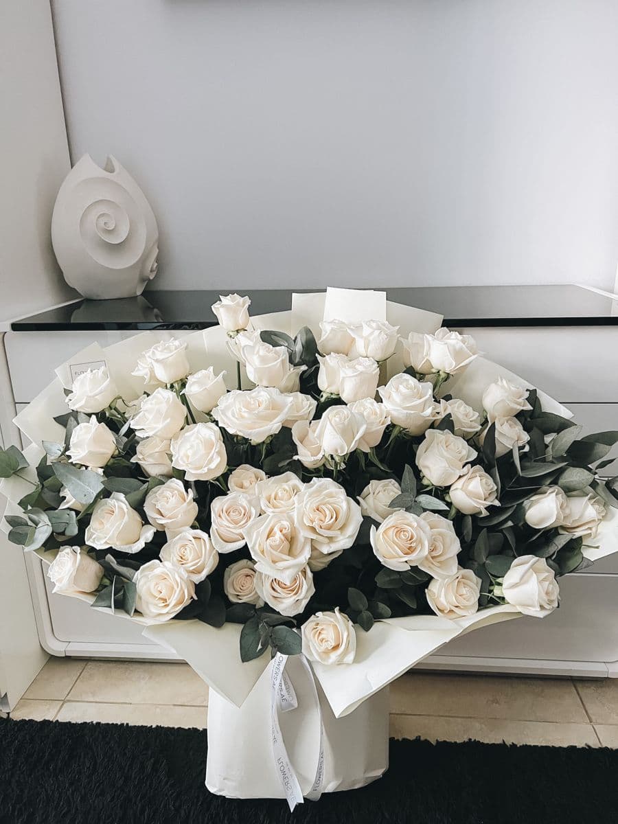 7 white roses