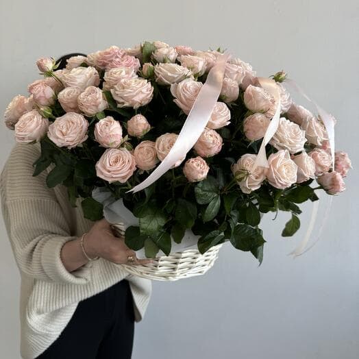 Корзина с кустовыми розами Бомбастик