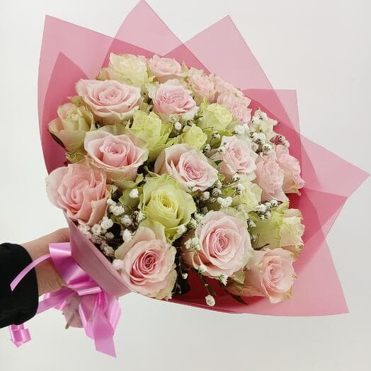25 роз белых ATHENA и розовых PINK ATHENA с веточкой гипсофилы в декоративной упаковке