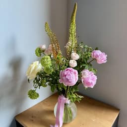 Летний букет с пионами и пионовидными розами0