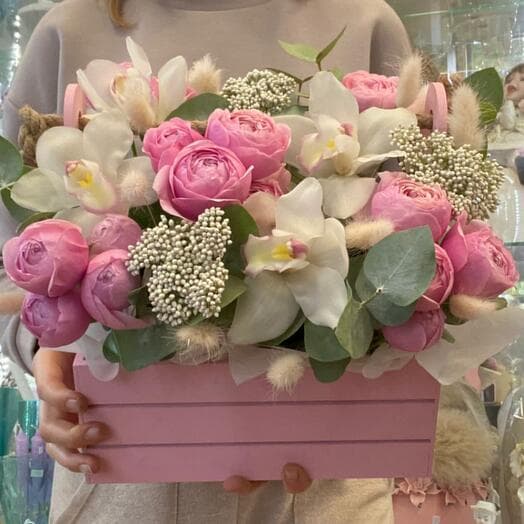 Box with delicate flowers