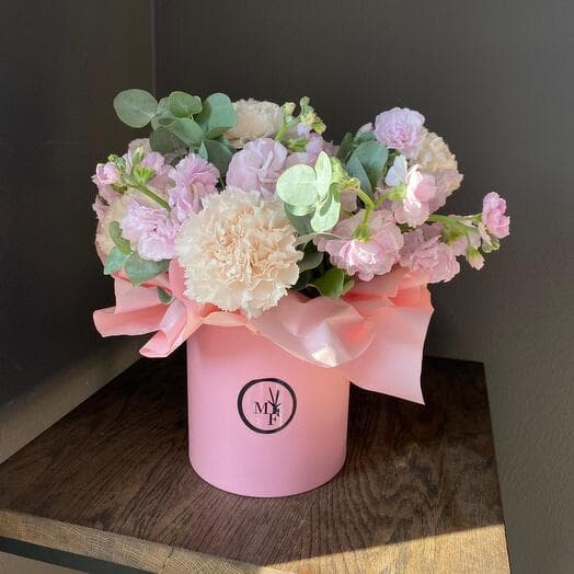 Коробка - нежность с диантусами и маттиолой Малышке💕🌸
