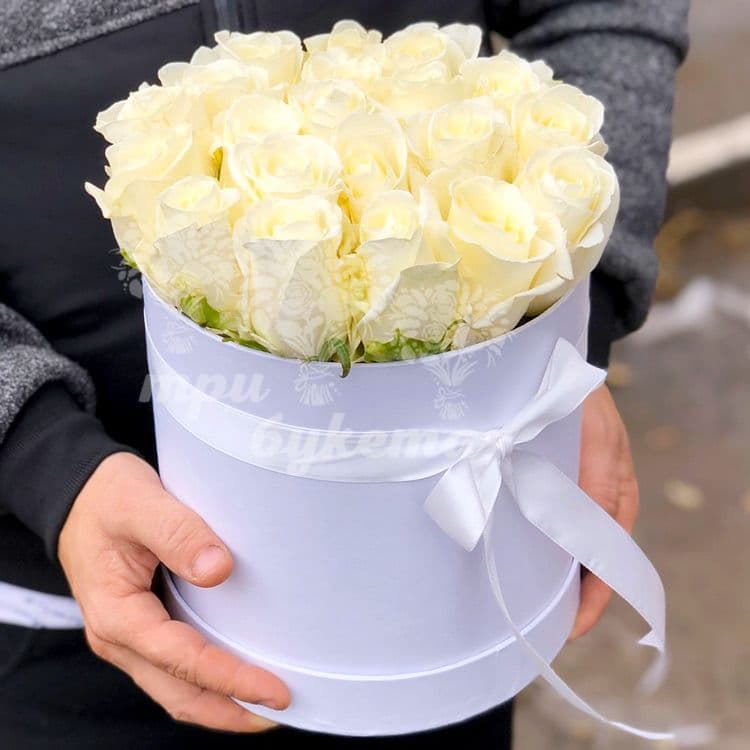 9 white roses