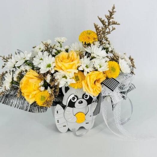 Kashpo raccoon with yellow roses flowers