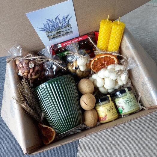 Gift set with nuts and honey