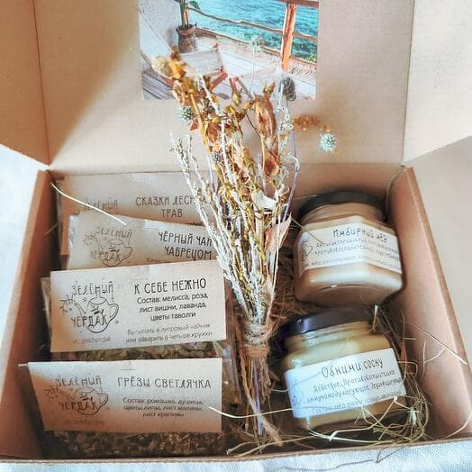 Gift boxing "Get well" with controversial honey and herbal gatherings