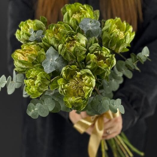 Моно из 9 пионовидных роз Вегги с эвкалиптом под ленту MB327