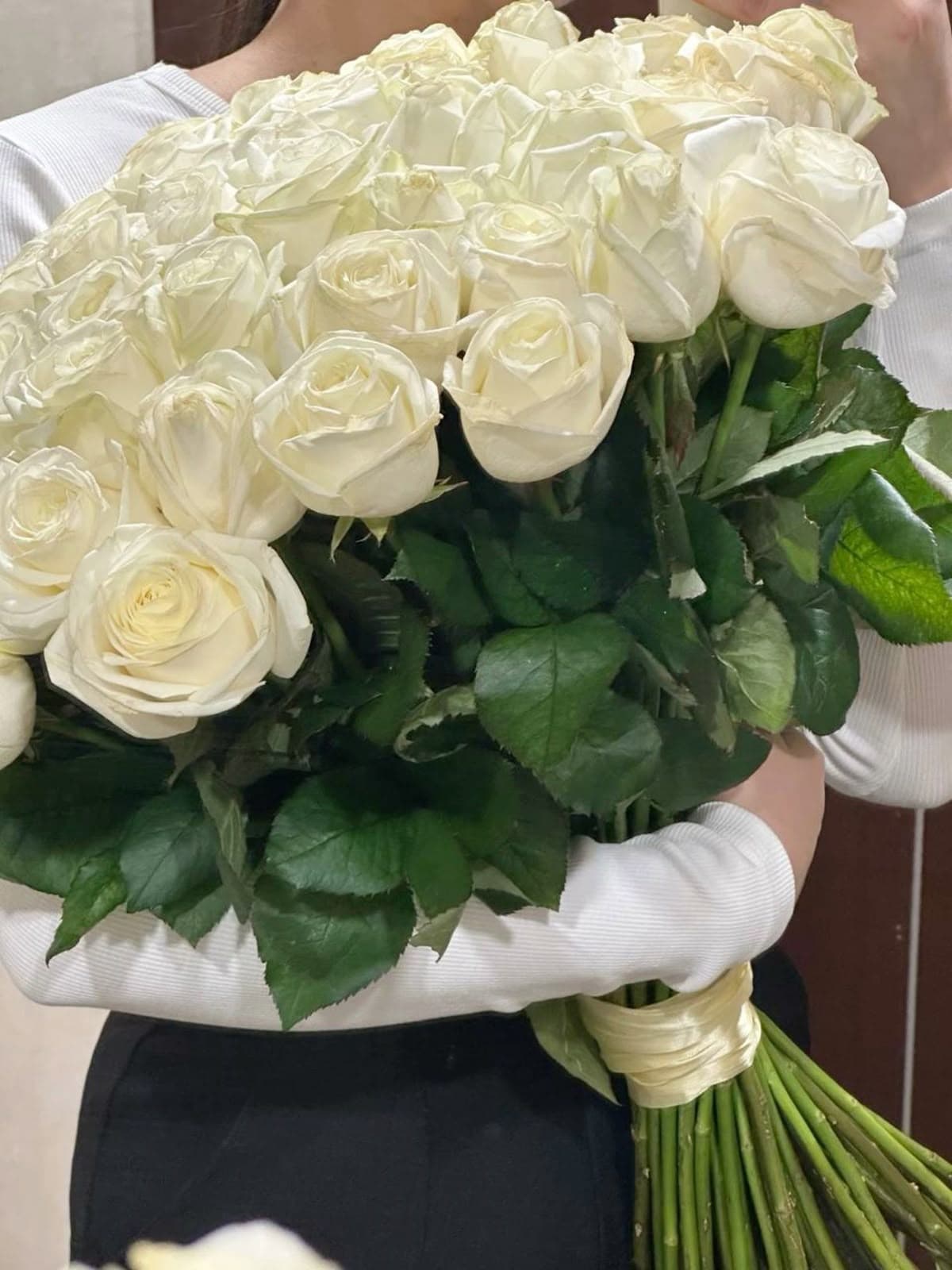 31 white roses