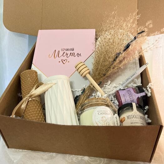 Gift set "Compose Dreams" with a fragrant handmade candle, diary and honey Suffle