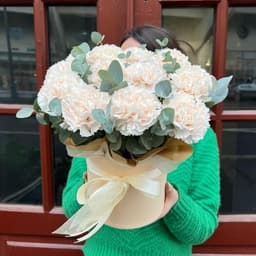 Композиция из кремовых диантусов в коробке0