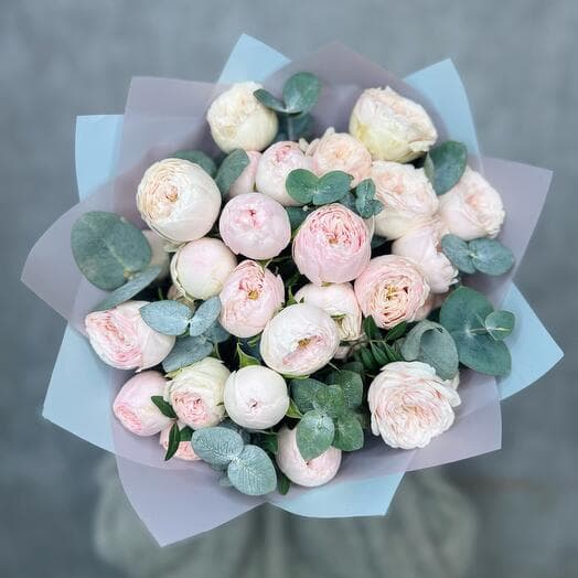 Bouquet of 9 pionoid roses of Mensfield with eucalyptus. Roses in the bouquet