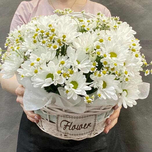 Basket with daisies