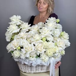Роскошная корзина из белоснежных французских роз и эустомы. Premium0