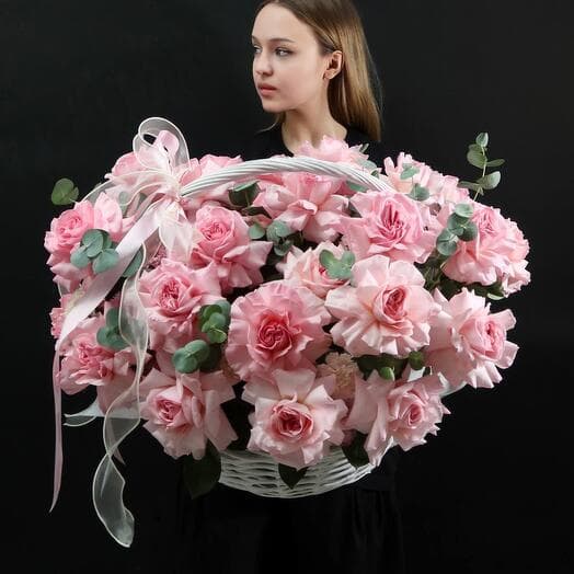 Корзина с цветами, корзина из французских роз, ароматные розы, розы вывернутые розовые