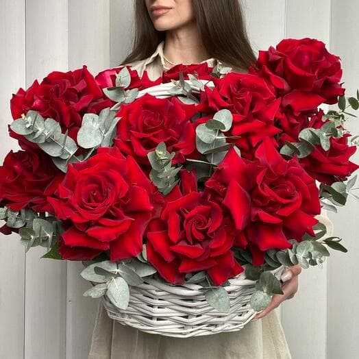 Корзина с эквадорскими вывернутыми розами