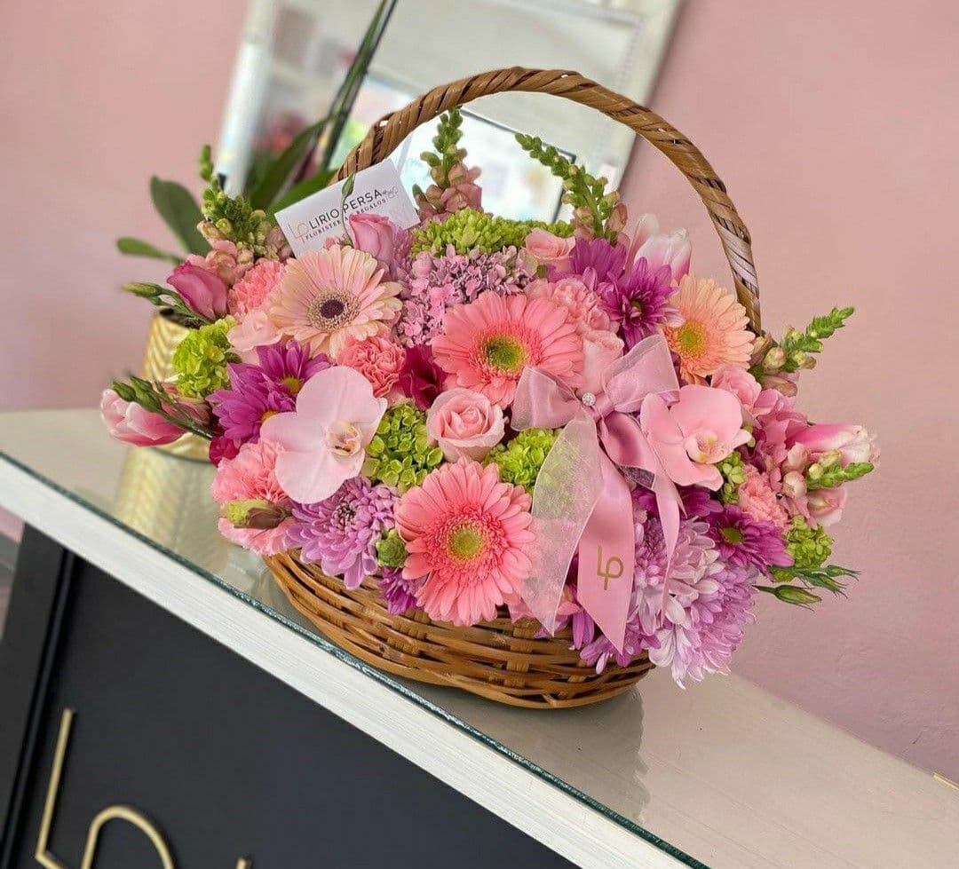 Romantic basket surprise 💐