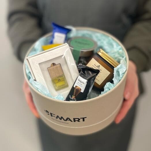 Gift set with aromatic light, auto -diffusor and sweets