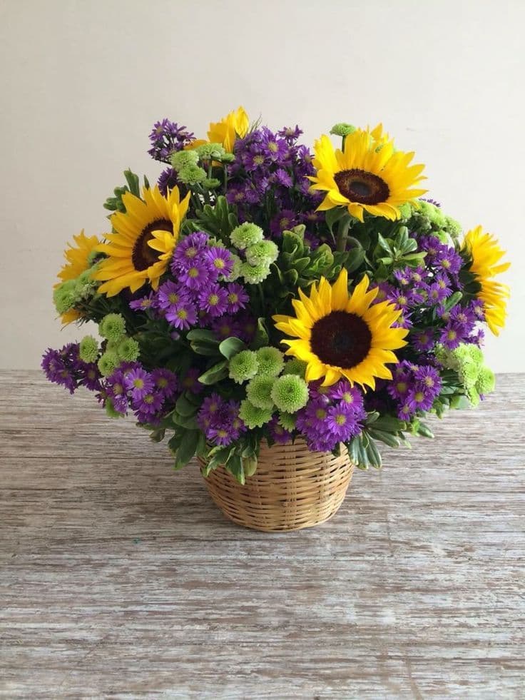 Романтичный сюрприз в корзине 💐