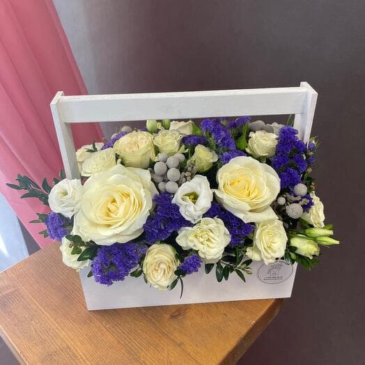 Ящик с розами и эустомой