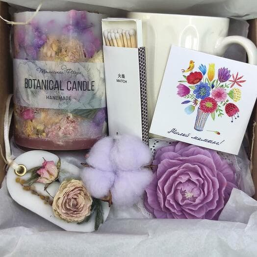 Gift set with interior candle and fragrant sache