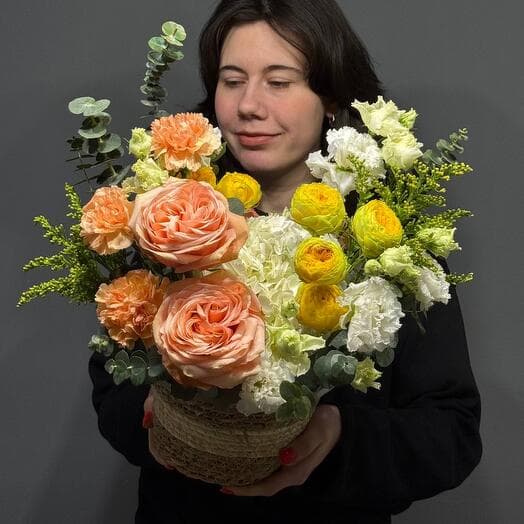 Composition in kashpo with eastoma and roses 60