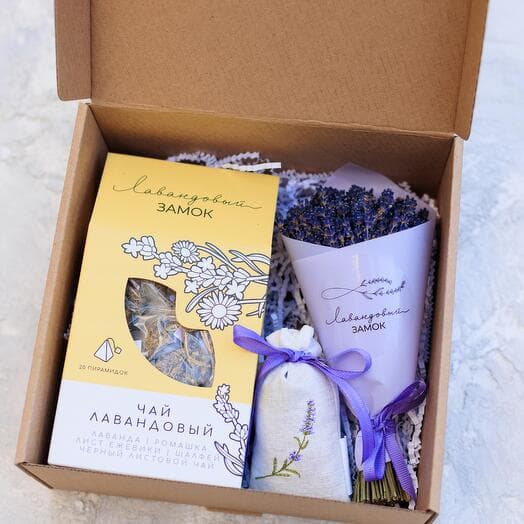 Lavender bouquet in a set with tea and aromatic sache