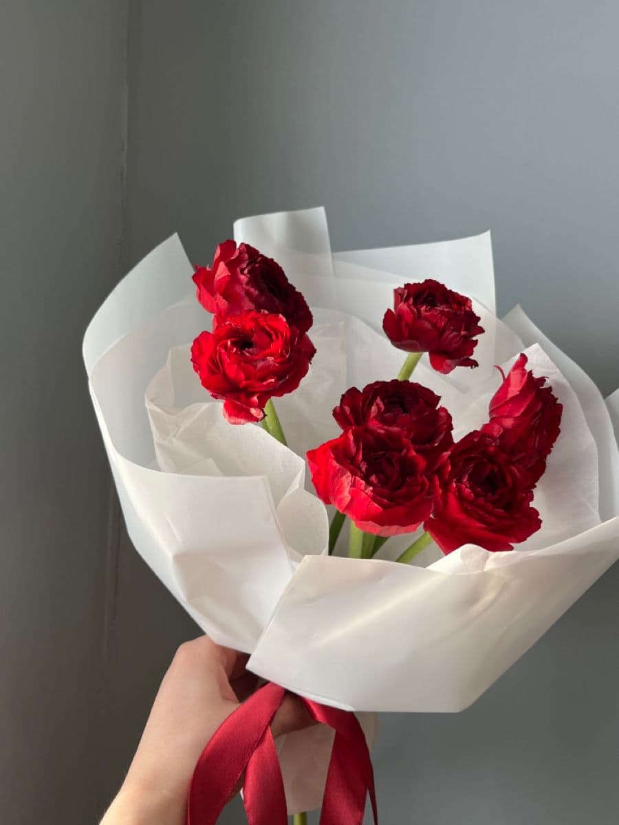 Elegant mono bouquet 💮