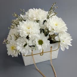 The composition "white flowers" to the girl0