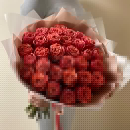 31 пионовидная роза в дизайнерской упаковке