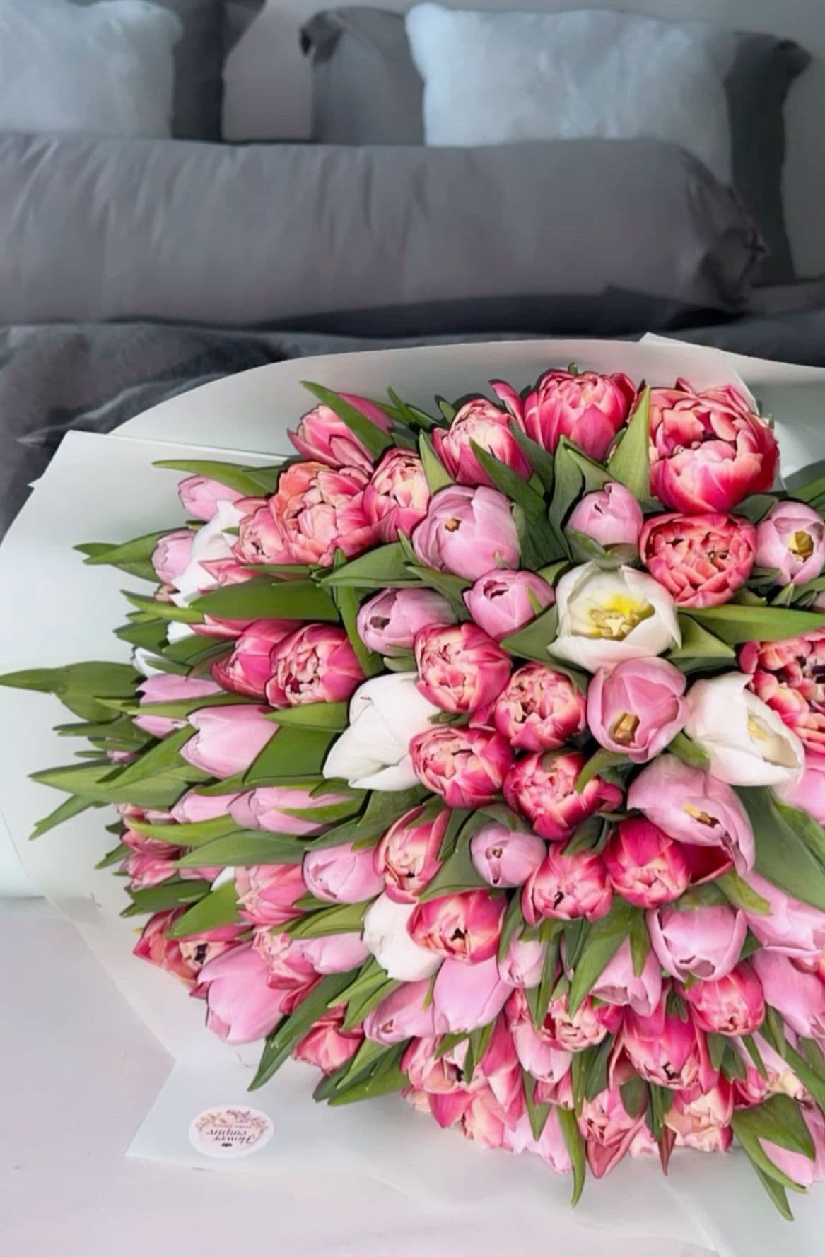 Bright mono bouquet 🌷