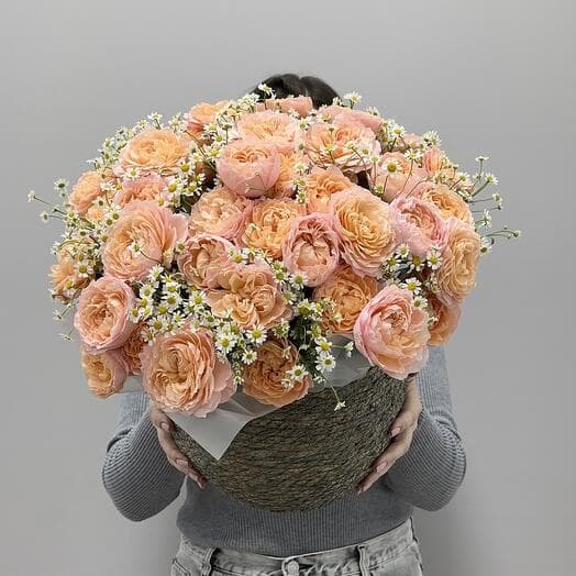 Pionovid Juliet with Tanacetum in the basket