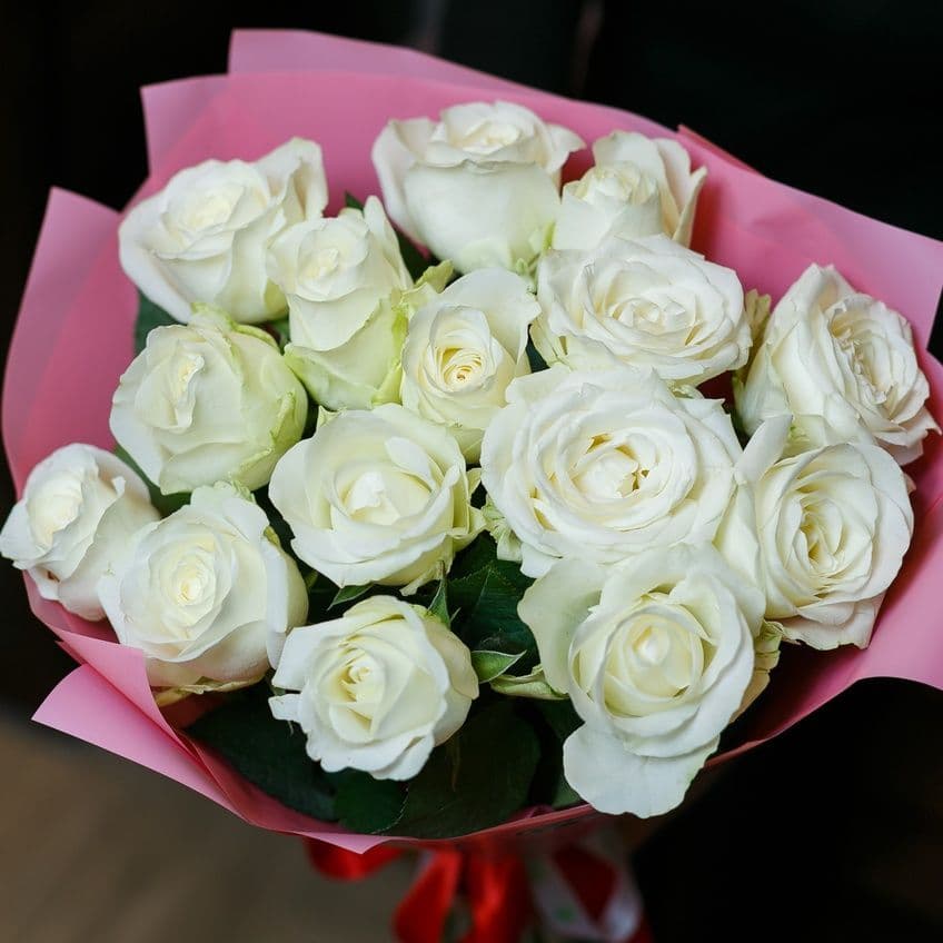 5 white roses