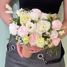 Нежная композиция в стаканчике с розами и маттиолой0