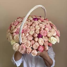 Delicate bush roses in the basket0